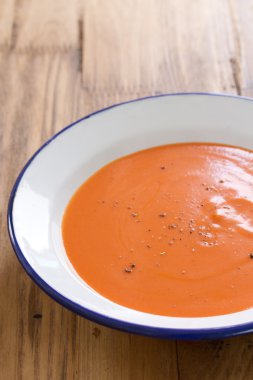 Beyaz tabakta domates çorbası