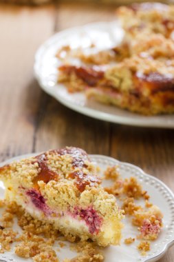 Meyve pasta beyaz plaka üzerinde