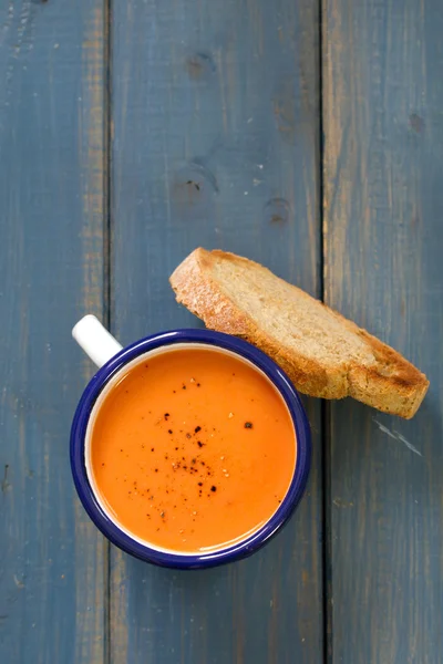 Tomatensuppe in weißer Tasse — Stockfoto