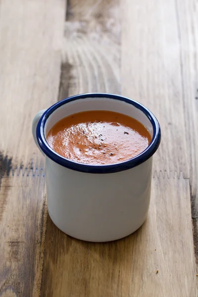 Tomatensuppe in weißer Tasse — Stockfoto