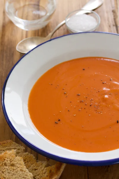 Sopa de tomate em prato branco — Fotografia de Stock