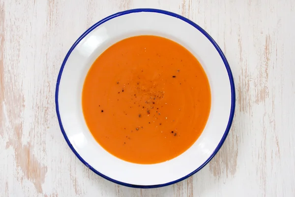 Zupa pomidorowa w białej płytce — Zdjęcie stockowe