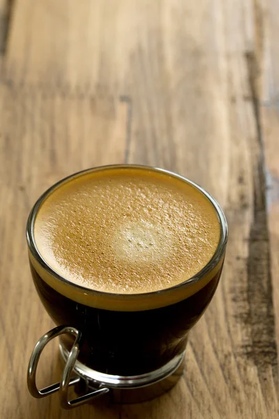 Kopp kaffe på brun bakgrund — Stockfoto