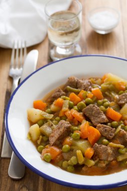 Et havuç, bezelye ve patates ile