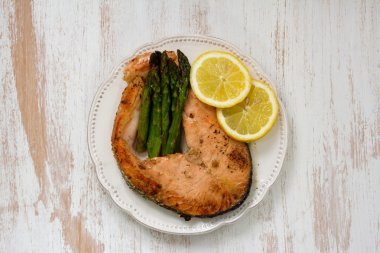 Kızarmış Balık kuşkonmaz ve limon ile