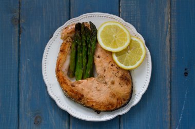Kızarmış Balık kuşkonmaz ve limon ile
