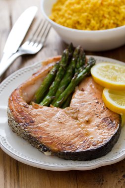 Kızarmış Balık kuşkonmaz ile