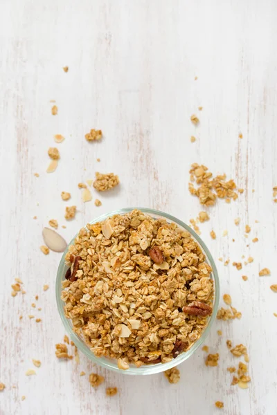 Müsli in Schale auf weißem Hintergrund — Stockfoto