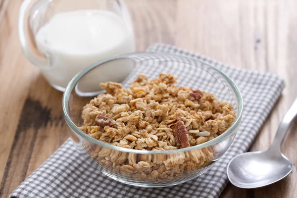 Granola în castron și lapte — Fotografie, imagine de stoc