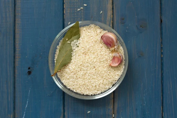 Arroz en tazón sobre fondo azul — Foto de Stock