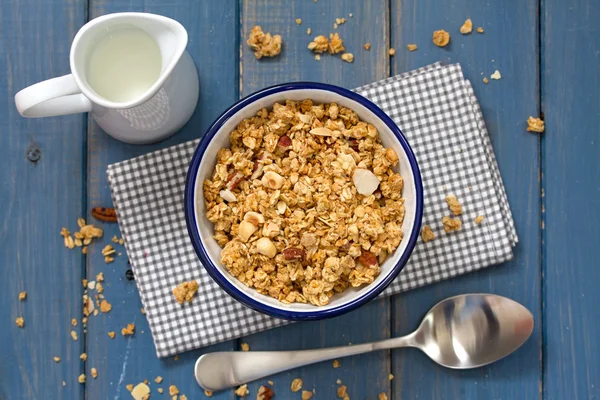 Granola dans un bol et du lait — Photo