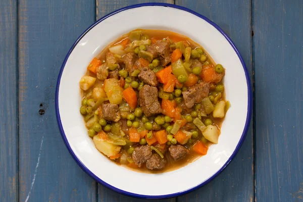 Carne con verduras en plato — Foto de Stock