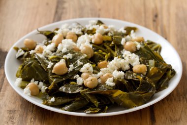 Salata lahana plaka üzerinde süzme peynir ile