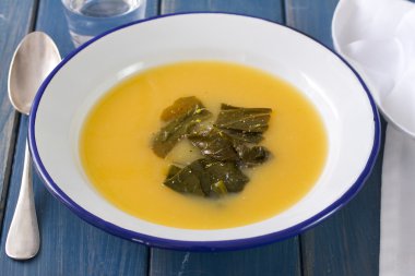 Ispanaklı tabakta sebze çorbası