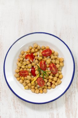 Domates ve çanak üzerinde nohut salatası