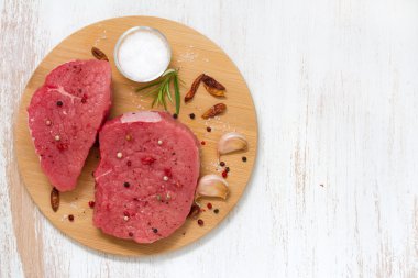 Kara biber, sarımsak ve tuz ile çiğ et