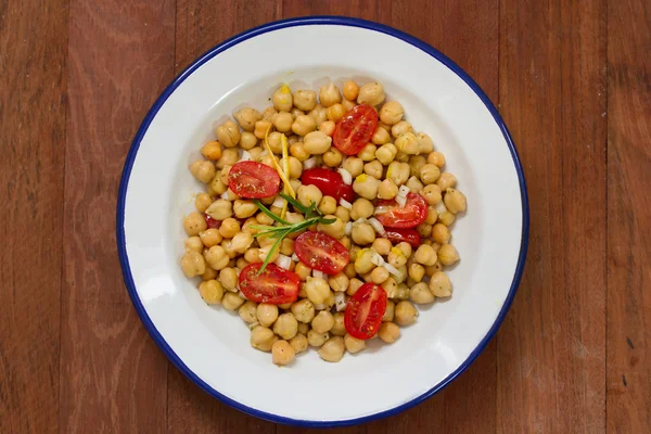 Kikärtor tomatsallad på vita skålen — Stockfoto
