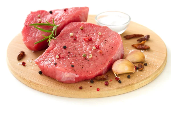 Carne cruda con pepe nero, aglio e sale — Foto Stock