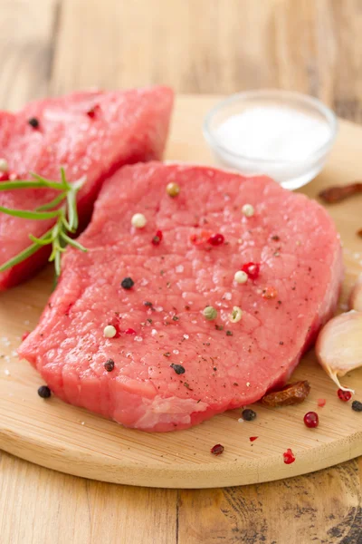 Rauw vlees met zwarte peper, knoflook en zout — Stockfoto