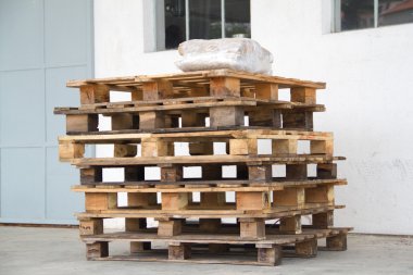 Beyaz ahşap zemin üzerinde çanak somon füme