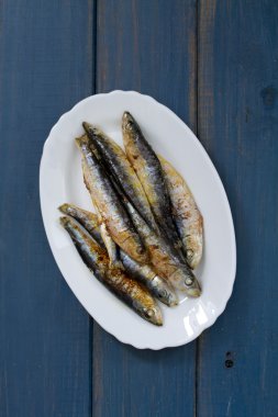 Beyaz ahşap zemin üzerinde çanak somon füme