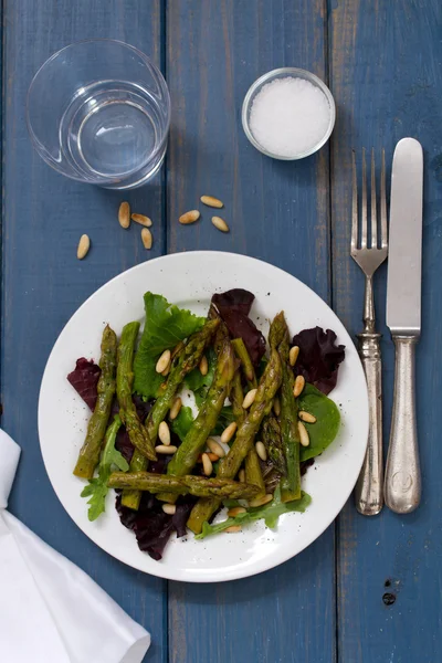 Saumon fumé sur plat sur fond de bois blanc — Photo