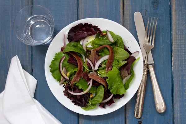 Saumon fumé sur plat sur fond de bois blanc — Photo