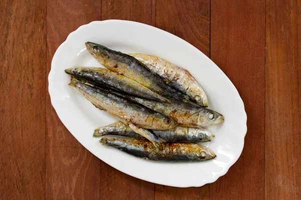 Gerookte zalm op schotel op witte houten achtergrond — Stockfoto