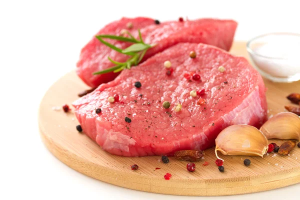 Rauw vlees met zwarte peper, knoflook — Stockfoto