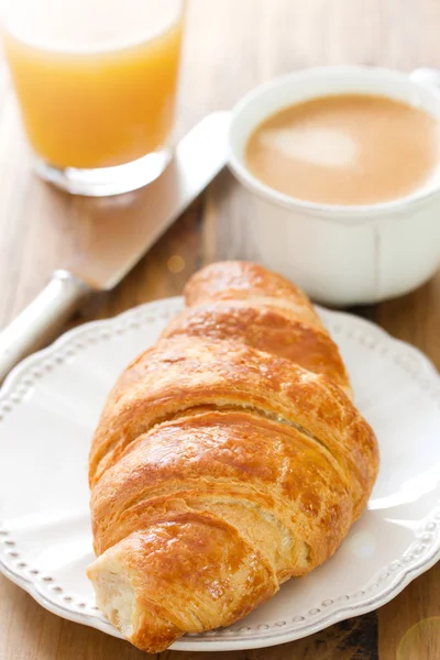 Croissant mit Kaffee und Orangensaft — Stockfoto