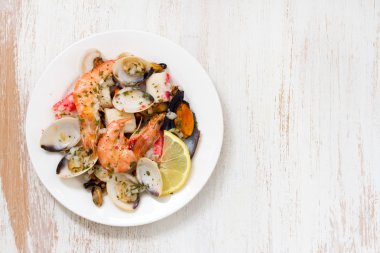 plaka üzerinde deniz mahsulleri salatası