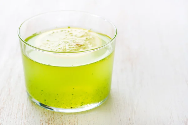 Minuman sehat dengan lemon dalam gelas — Stok Foto