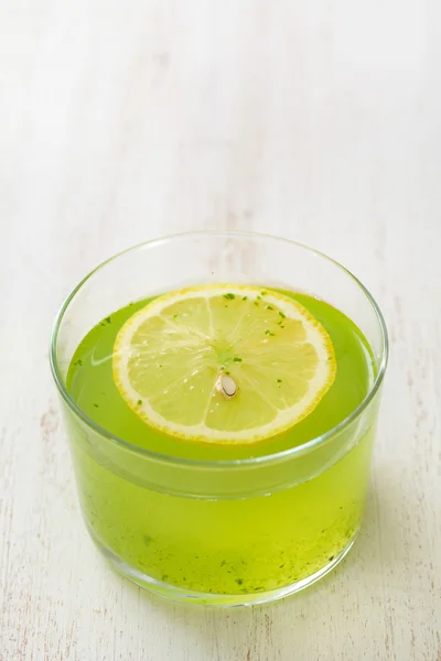 Minuman sehat dengan lemon dalam gelas — Stok Foto