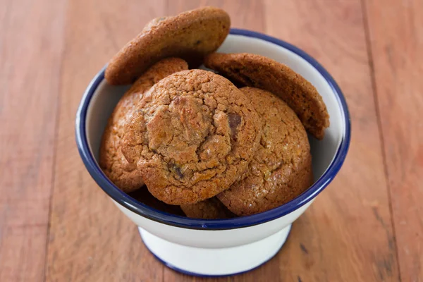 Biscuits dans un bol sur fond de bois brun — Photo