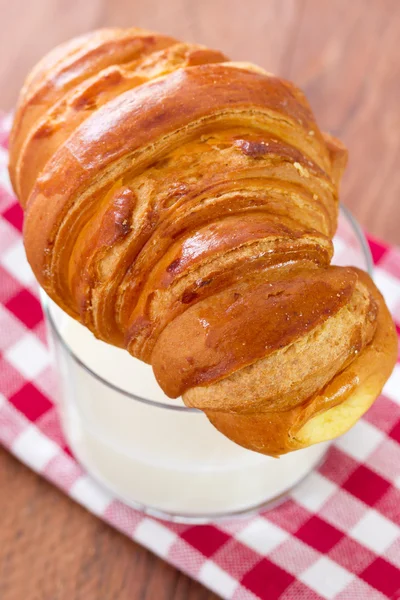 Croissant avec verre de lait — Photo