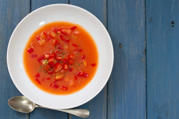 Gaspacho auf Platte auf blauem Holzhintergrund — Stockfoto