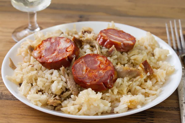 Качиний рис з сосисками на тарілці — стокове фото