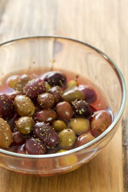 Zeytin tabak kahverengi ahşap zemin üzerinde