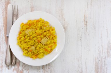 Pilav et ve beyaz tabakta havuç ile