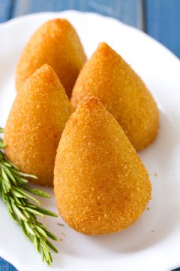 Mavi zemin üzerine beyaz tabakta meze