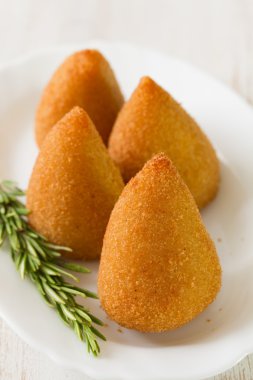 Meze beyaz plaka üzerinde