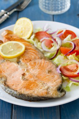 Kızarmış somon sebze salatası ve limon ile