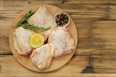 Çiğ tavuk limon ve biber ile