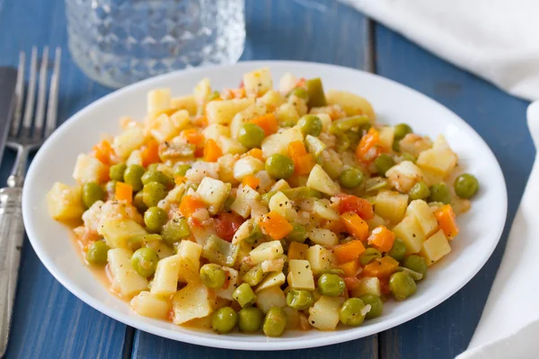 Verduras con pescado en plato blanco y vaso de agua — Foto de Stock