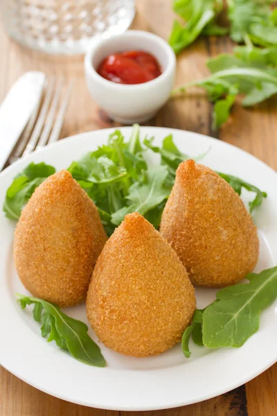 Vlees kroket op wit bord op bruin houten achtergrond — Stockfoto