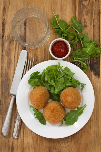 Croquete de carne na placa branca no fundo de madeira marrom — Fotografia de Stock