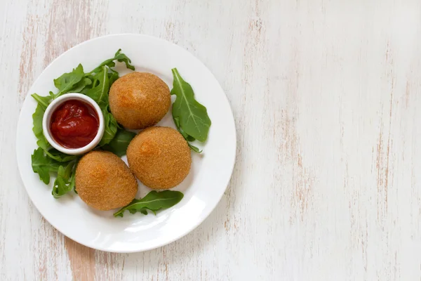 Croquete de carne na placa branca no fundo branco — Fotografia de Stock