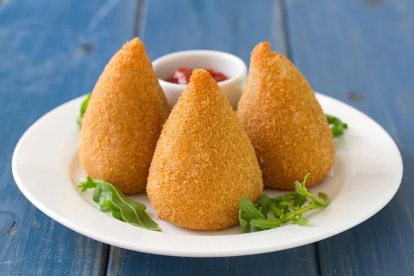 Vlees kroket op wit bord op blauwe houten achtergrond — Stockfoto