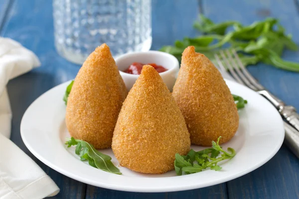 Vlees kroket op wit bord op blauwe houten achtergrond — Stockfoto