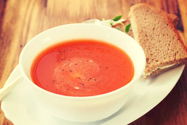 Kalte Tomatensuppe im braunen Holzhintergrund — Stockfoto